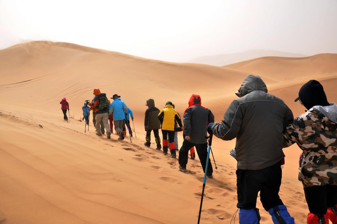 腾格里沙漠深度穿越:探访生存意义 体会心灵之
