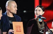 范冰冰李玉为“魅力的光芒”单项奖颁奖
