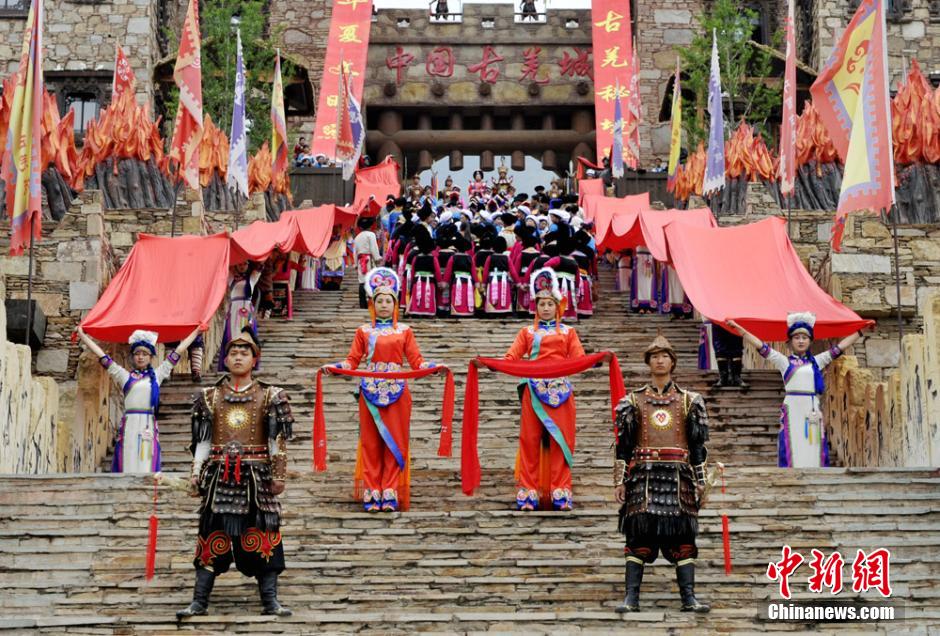 四川茂县中国古羌城举行开城门仪式