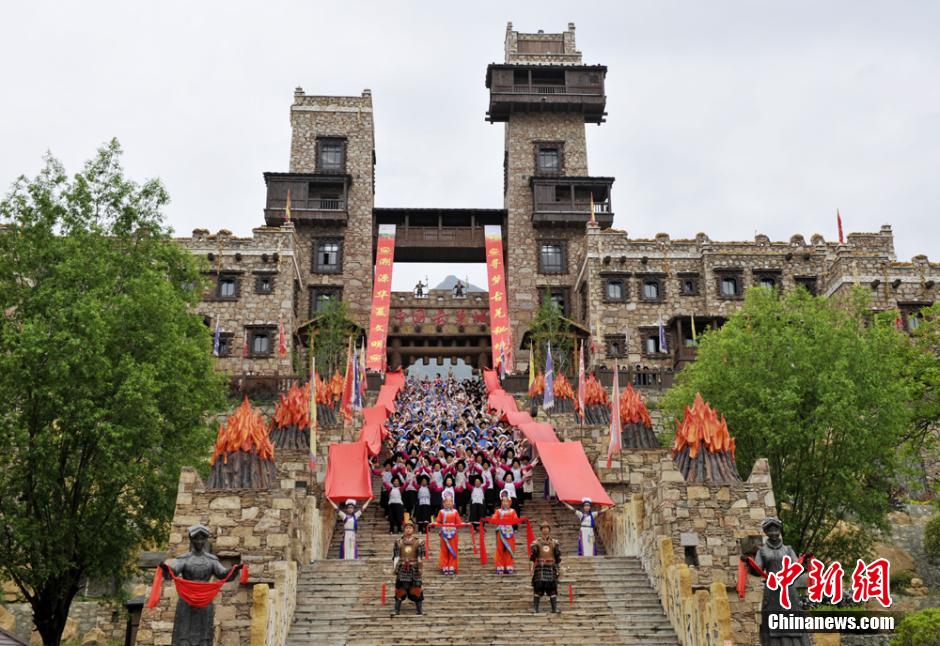 四川茂县中国古羌城举行开城门仪式