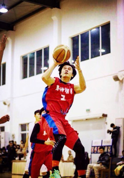 蒋劲夫篮球赛激战变灌篮高手 帅气似流川枫