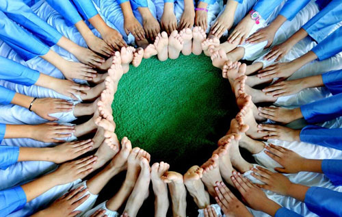 江西孩童拍个性毕业照 创意造型如花绽放