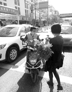 连云港女孩买199朵玫瑰送谈人 称如许很欢快