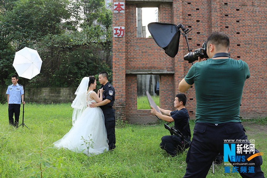 特警力量_重庆特警婚纱照走红(2)