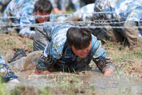 女兵穿越泥潭难倒超女现场争做女汉子