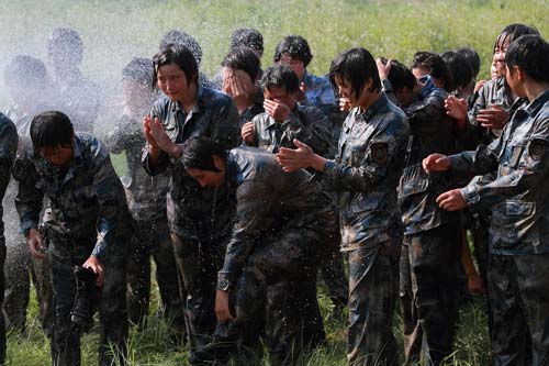 《女兵》穿越泥潭难倒"超女"现场争做"女汉子《超级女兵》_凤凰娱乐