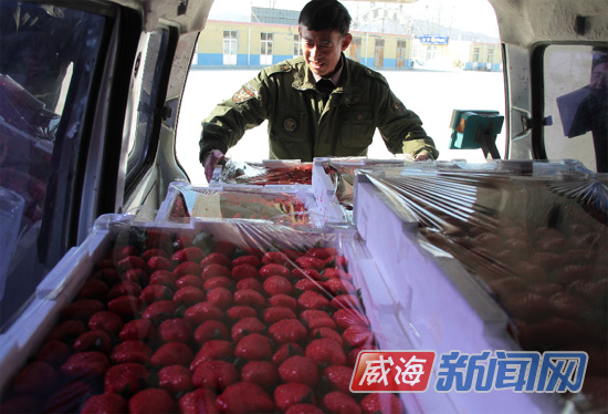 在乳山寨镇草莓市场，包装好的新鲜草莓将销往北京市场。 记者王茂忠摄