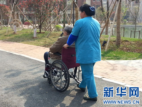 选择入住武汉养老社区的老人，每天的生活有专人照顾。摄影：蔡其胜