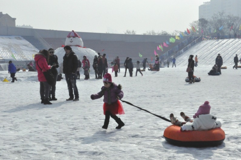 岛城首届冰雪嘉年华启幕 门票价格30元_青岛频道_凤凰