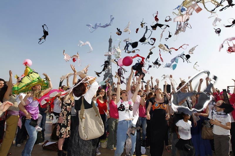 巴黎<em>胸罩</em>满天飞看各地防<em>乳腺癌</em>活动怪招频出_