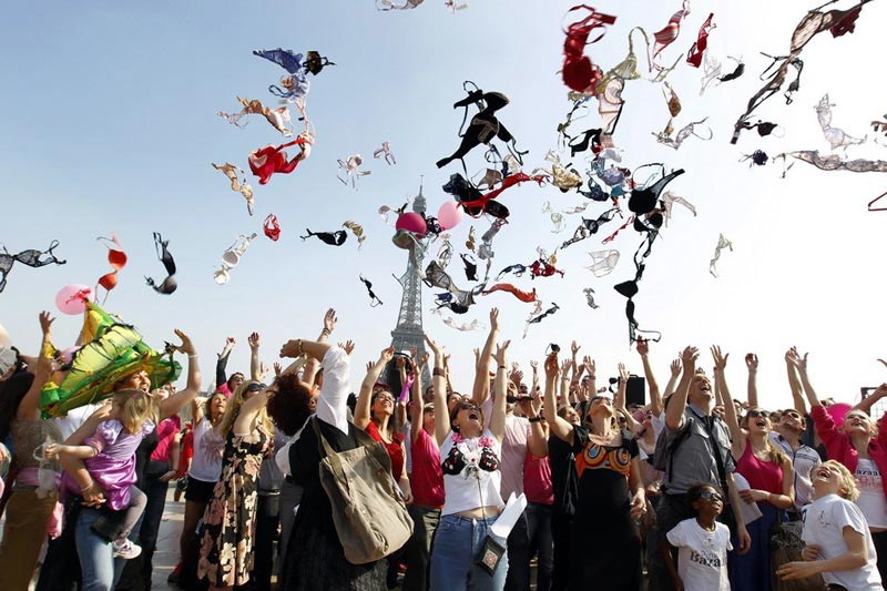 巴黎<em>胸罩</em>满天飞+看各地防<em>乳腺癌</em>活动怪招频出