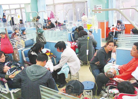 昼夜温差增大 南京儿童医院挂水室人满为患