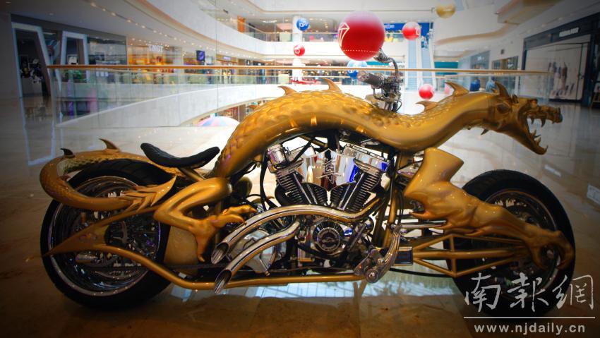 威猛机车亮相南京新街口 价格高达百万