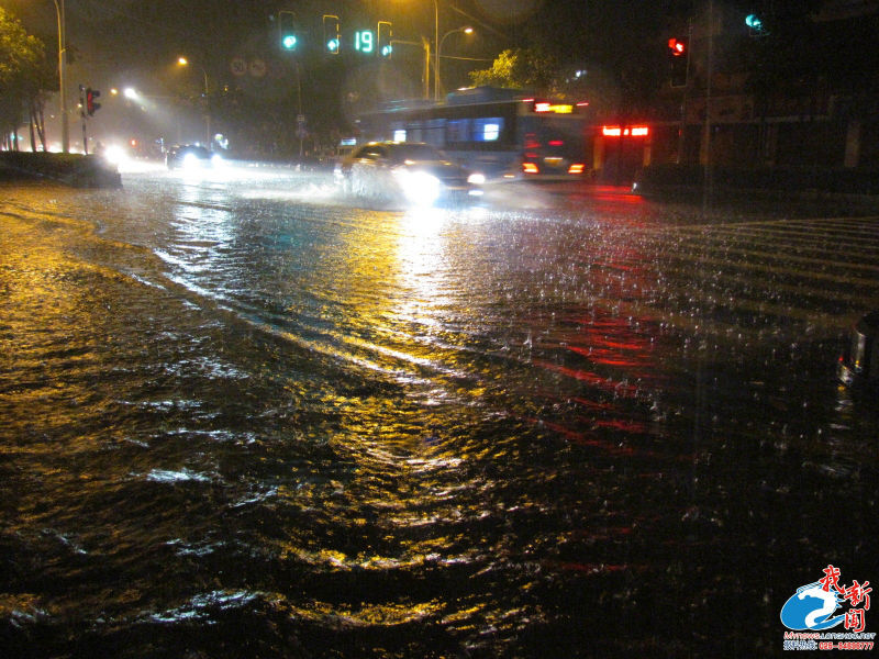 南京遭暴雨冰雹突袭 电闪雷鸣后来南京看海