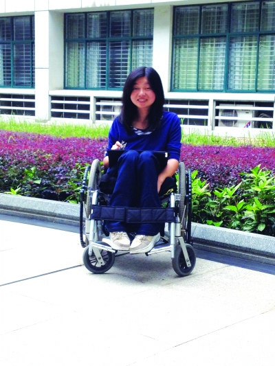原标题:曾被断言活不过20岁,她却顽强追梦15年"轮椅女孩"放弃保研渴望