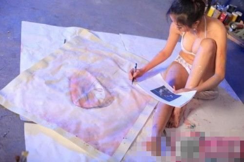 艺术系<em>女生</em>着内衣用身体作画 称不是搞<em>色情</em>_教