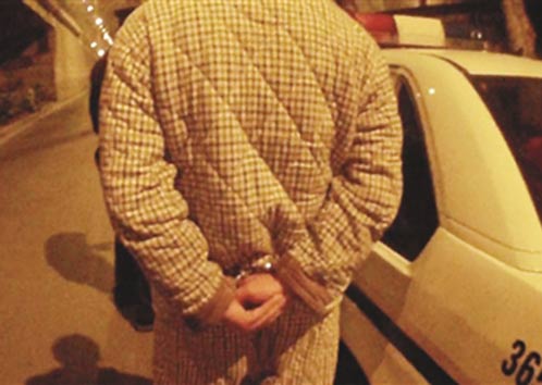 怪男子晚上戴手铐走路被当逃犯 称在治疗腰疼