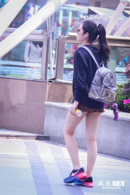 烈日炎炎似盛夏 南京街头美女玉腿林立_江苏频道_凤凰网