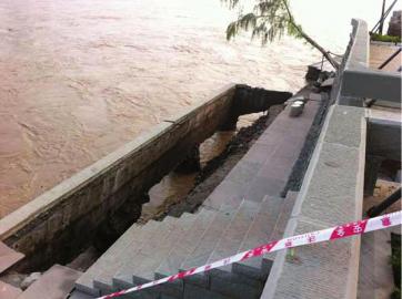 泸州两处河堤垮塌。