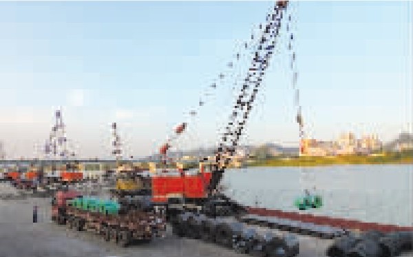 柳钢板材正在柳州市白沙码头吊装。