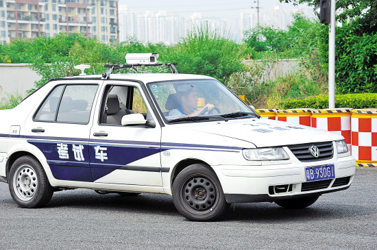 驾校涨价考驾者减半 教练收入锐减猛叫苦