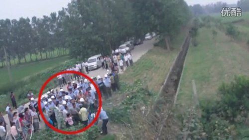 城管队员将老百姓围在路边