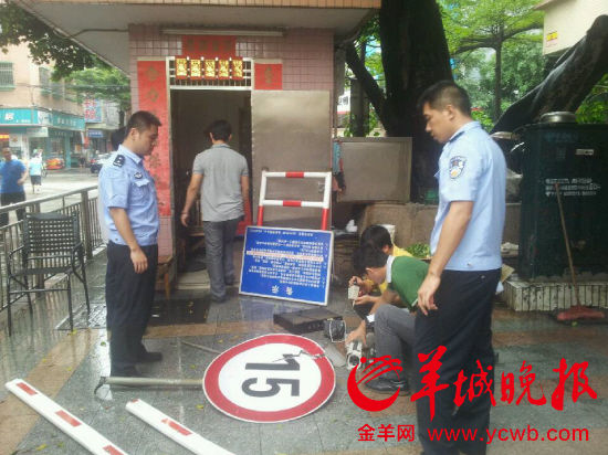 警方在现场核实被砸物品。