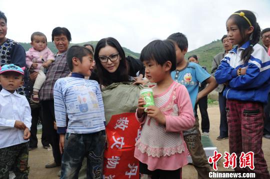 影星彭丹捐助甘肃地震灾区 有意来学校志愿教