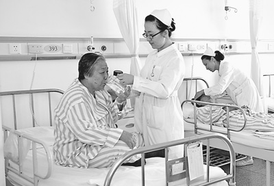 民生调查:护士兼护理 如何可持续