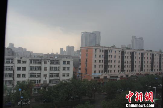 安徽合肥暴雨清凉来袭 暂时缓解高温烧烤