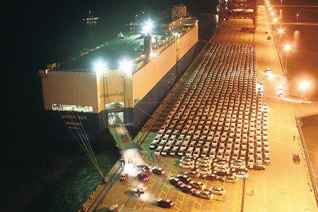 宁波产汽车从宁波港出口中东 一船运走4000辆