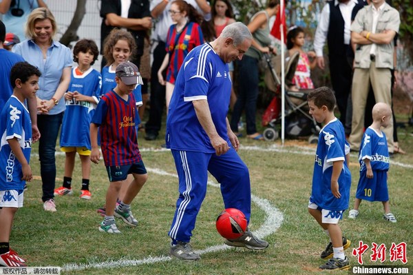 巴萨以色列参加活动 以总理与癌症儿童踢球