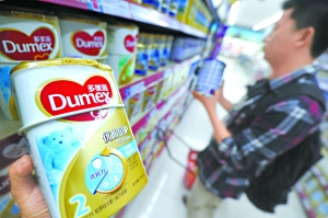 昨天，京客隆甜水园店仍有多美滋问题奶粉（批号2H3166）还在继续销售，店员称未接到下架通知。