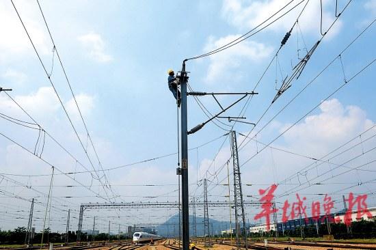 高铁接触网工:过美国时间 保障列车不趴窝