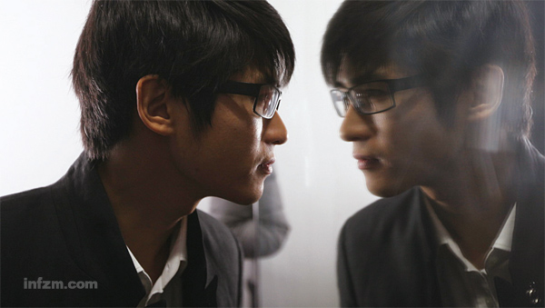 在很长时间里韩寒被视作两面:写作上的令人惊喜和传统意义上的坏榜样。新概念作文获奖、《三重门》出版,都难以改变这一点。 (南方周末记者 王轶庶/图)