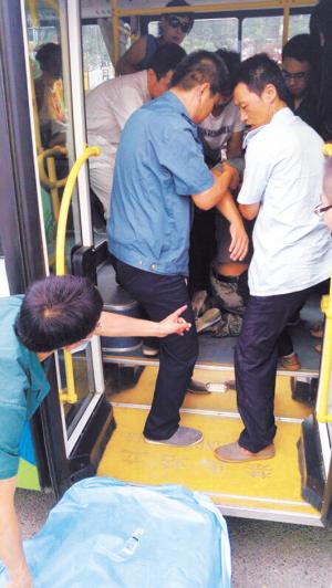 乘客晕倒好心公交车司机驾车直达急救中心