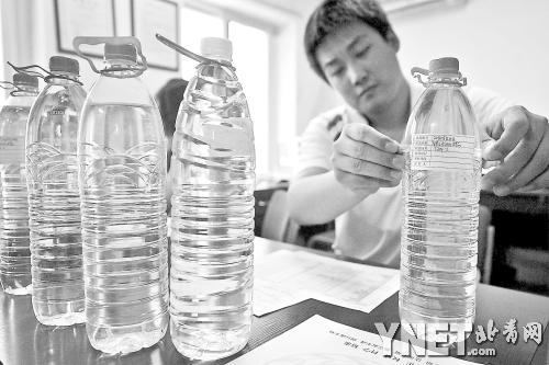 检测人员正在检测喷泉水样本