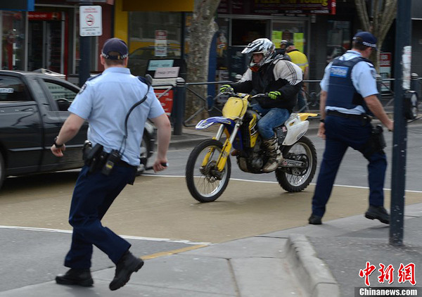 澳大利亚男子越野摩托车为躲警察撞上出租车
