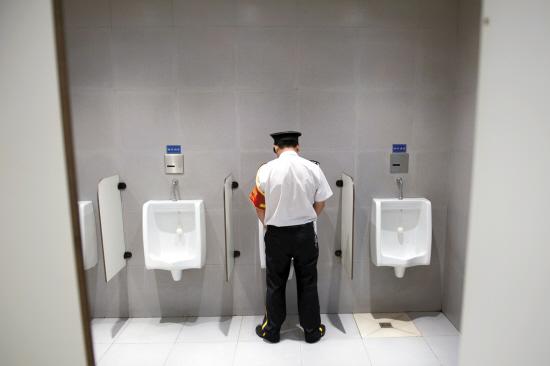 深圳机关单位如期开放厕所 清洁工抱怨任务加
