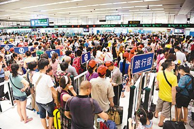 深圳口岸私家车拉客猖獗 散客赴港L签过关费贵