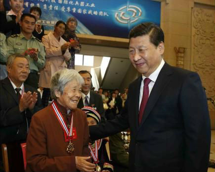 习近平致敬农民将军 甘祖昌 夫人:革命精神要传