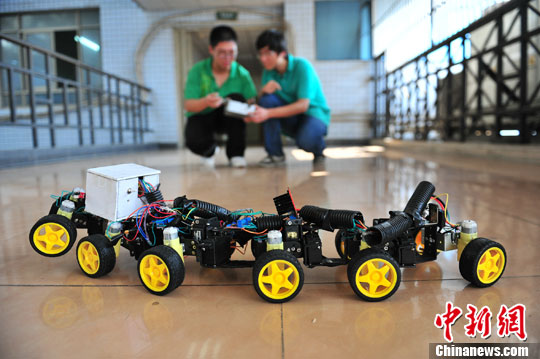 图:安徽大学生展示创新创业大赛自创作品