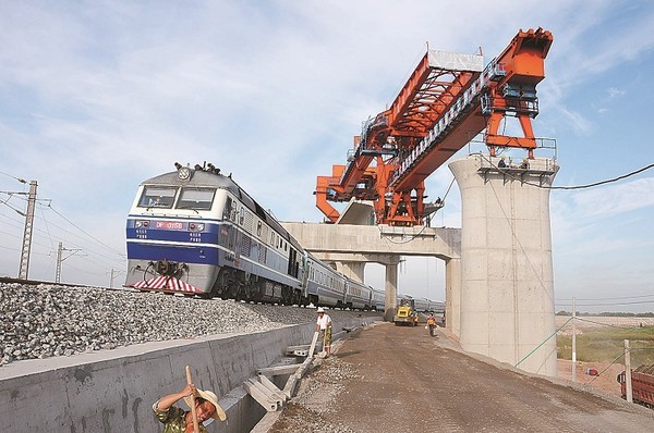 杭长客专金华江特大桥跨金千既有线箱梁架设完