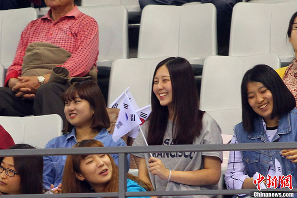 韩国男排比赛 女留学生到场助威