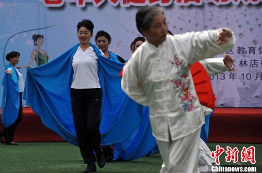 安徽合肥老人健身展演 盛装舞动夕阳红