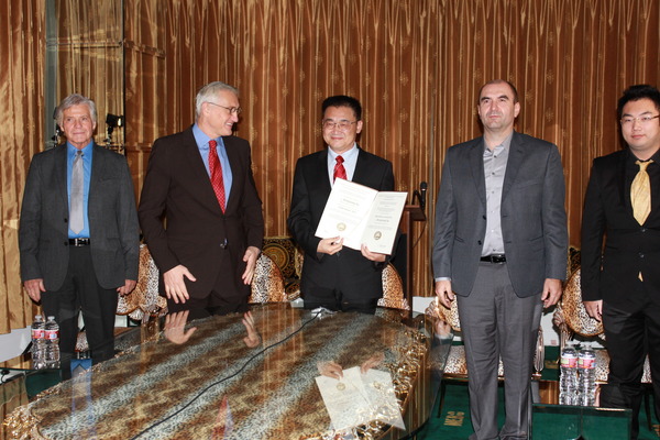 徐荣祥（中间）在颁奖式上接受2013年GOLDEN BIATEC 国际奖证书与奖章