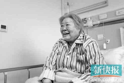 ■梁军老人在医院接受治疗。