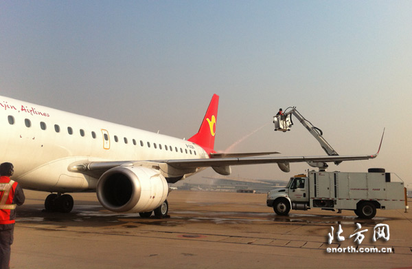 天津航空冬季地面除防冰演练现场 天津北方网讯:11月8日起,天津航空进入2013-2014年度冬春季运行阶段。按照换季保障工作要求,天津航空于前期进行了冬季运行专项培训。为检验培训效果,近日天津航空组织冬季地面除防冰演练并取得圆满成功。 据工作人员介绍,天津航空的除防冰工作主要采用一步除冰和二步除冰相结合的方式。同时,为保证除防冰效果,节约运营成本,工作人员将根据天气情况灵活选择使用不同型号的除防冰液。工作方式的升级,对工作人员提出了更高要求。为确保工作人员掌握操作流程和检查标准,天津航空制定了严格的除