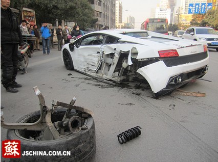 两车零件散落在地没有后轮的豪车"趴裂了"