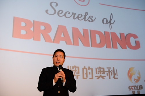 中央电视台财经频道总监郭振玺。